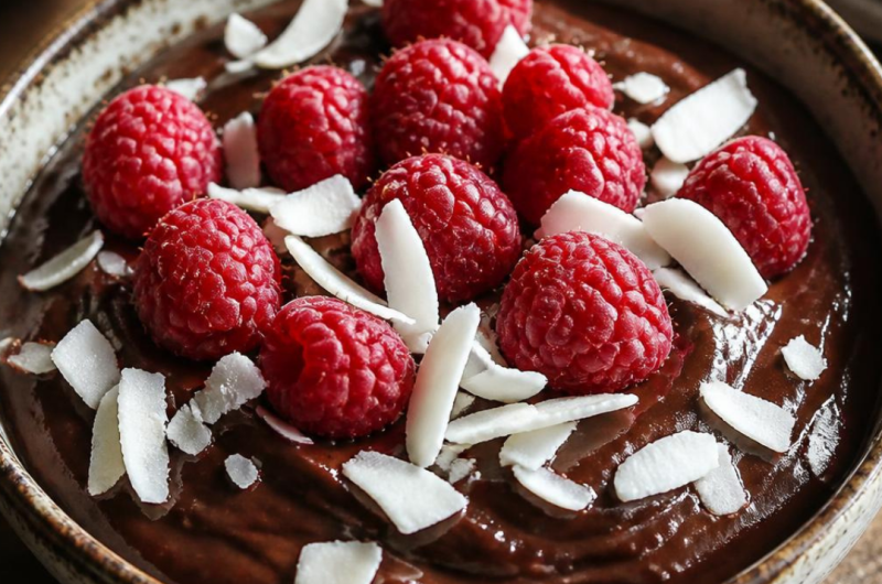 Schoko-Pudding aus Flohsamenschalen mit Himbeeren & Kokos